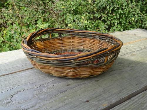 Corbeille ronde galbée à passe-doigts